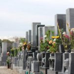 花の飾られる墓が並ぶ写真