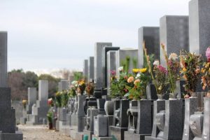 花の飾られる墓が並ぶ写真