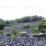 たくさんの墓が並ぶ墓地の写真