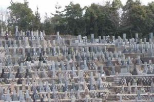 たくさんのお墓が並ぶ墓地の写真